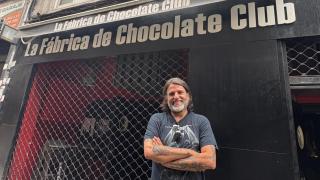 Quique delante de la entrada de La Fábrica de Chocolate.
