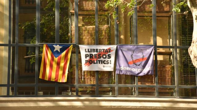 Una estelada y dos banderas pidiendo la libertad de los políticos independentistas presos