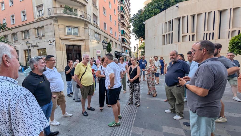 El presidente de la Federació de Fogueres, David Olivares en el centro, ante los barraquers este jueves.