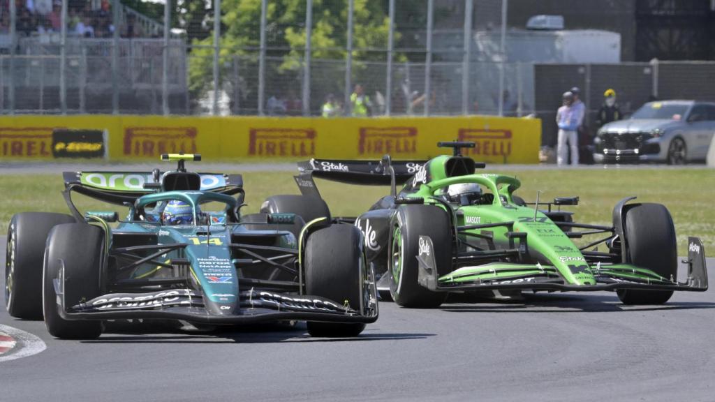 Fernando Alonso y Nico Hulkenberg durante el GP de Canadá.