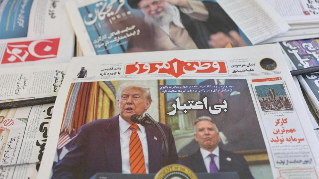 Un periódico iraní con una foto de portada del presidente de Estados Unidos, Donald Trump, y el enviado estadounidense para Oriente Medio, Steve Witkoff, es visto en Teherán, Irán, 11 de mayo de 2025.
