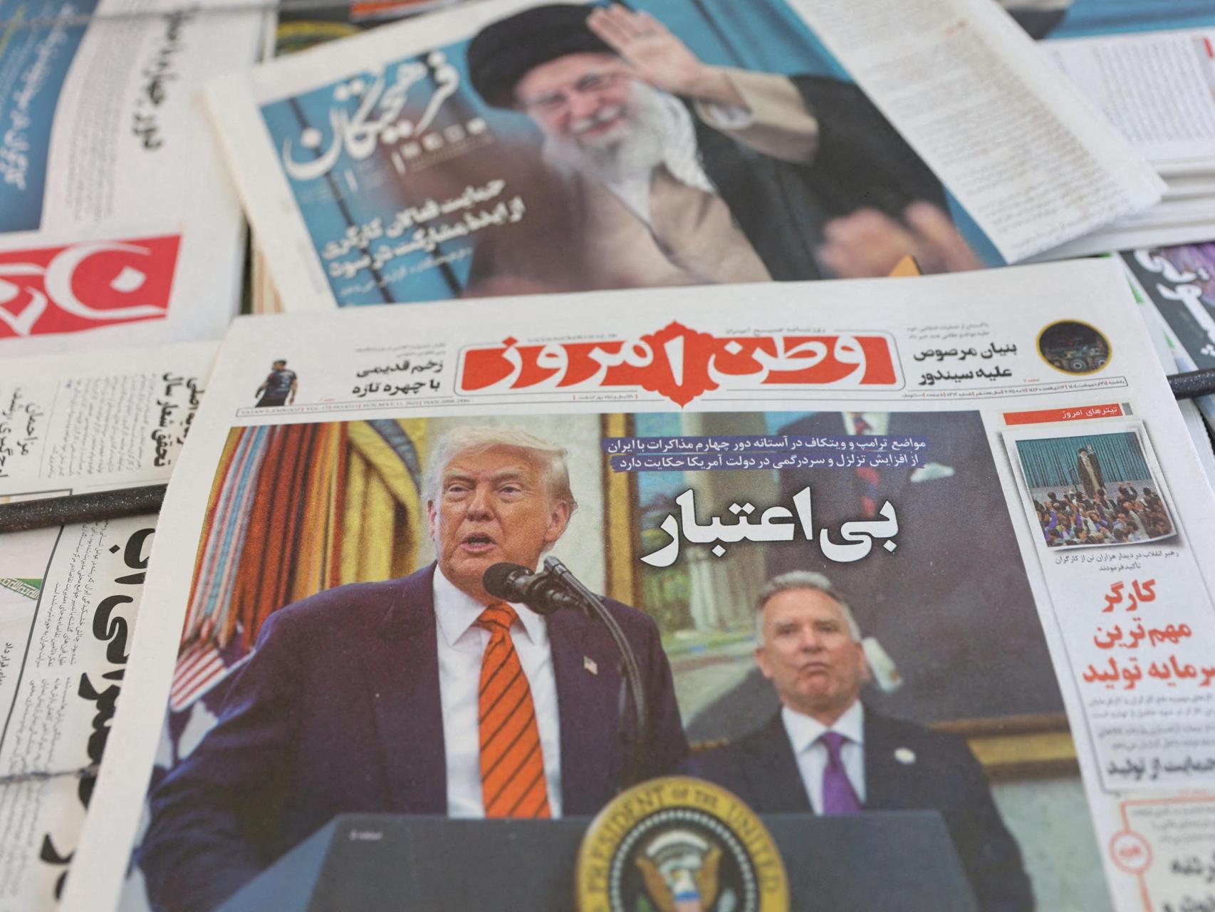 Un periódico iraní con una foto de portada del presidente de Estados Unidos, Donald Trump, y el enviado estadounidense para Oriente Medio, Steve Witkoff, es visto en Teherán, Irán, 11 de mayo de 2025.