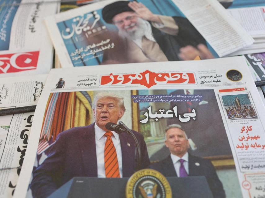 Un periódico iraní con una foto de portada del presidente de Estados Unidos, Donald Trump, y el enviado estadounidense para Oriente Medio, Steve Witkoff, es visto en Teherán, Irán, 11 de mayo de 2025.