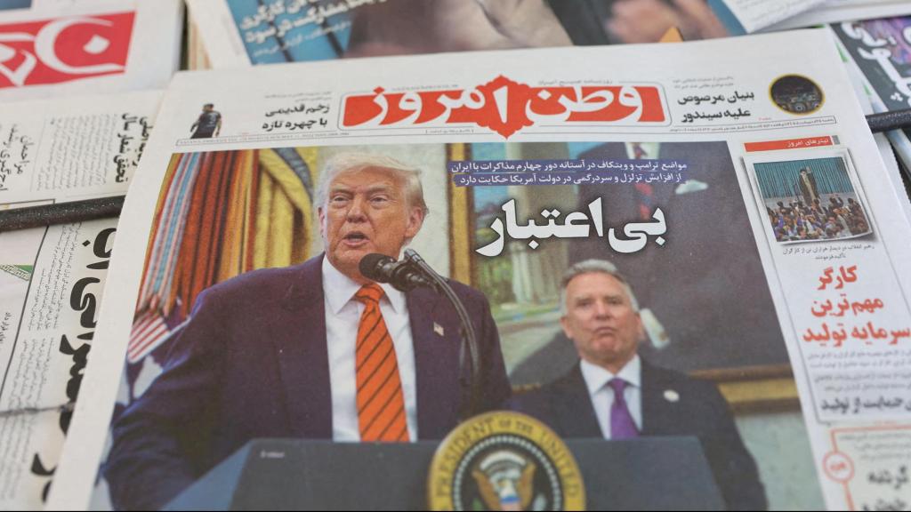 Un periódico iraní con una foto de portada del presidente de Estados Unidos, Donald Trump, y el enviado estadounidense para Oriente Medio, Steve Witkoff, es visto en Teherán, Irán, 11 de mayo de 2025.