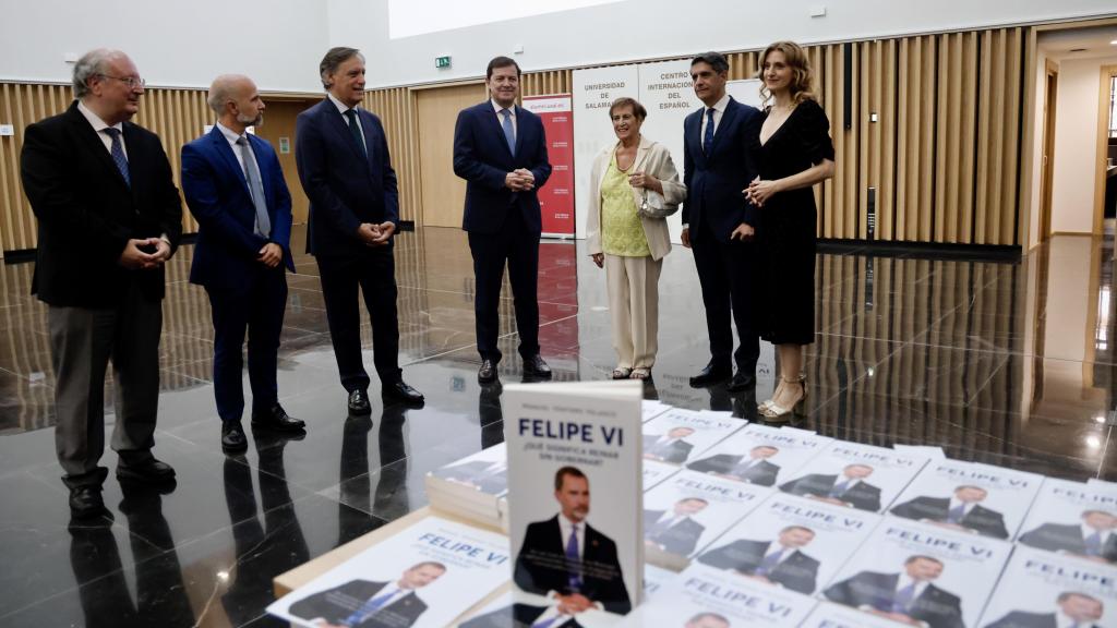 El presidente de la Junta, Alfonso Fernández Mañueco, el presidente del CES, Enrique Cabero y el escritor Manuel Ventero, durante el coloquio de este jueves en el Centro Internacional del Español de la USAL