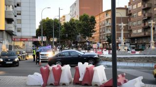 El vehículo accidentado en la nueva rotonda de las Tres Cruces de la capital zamorana, este jueves