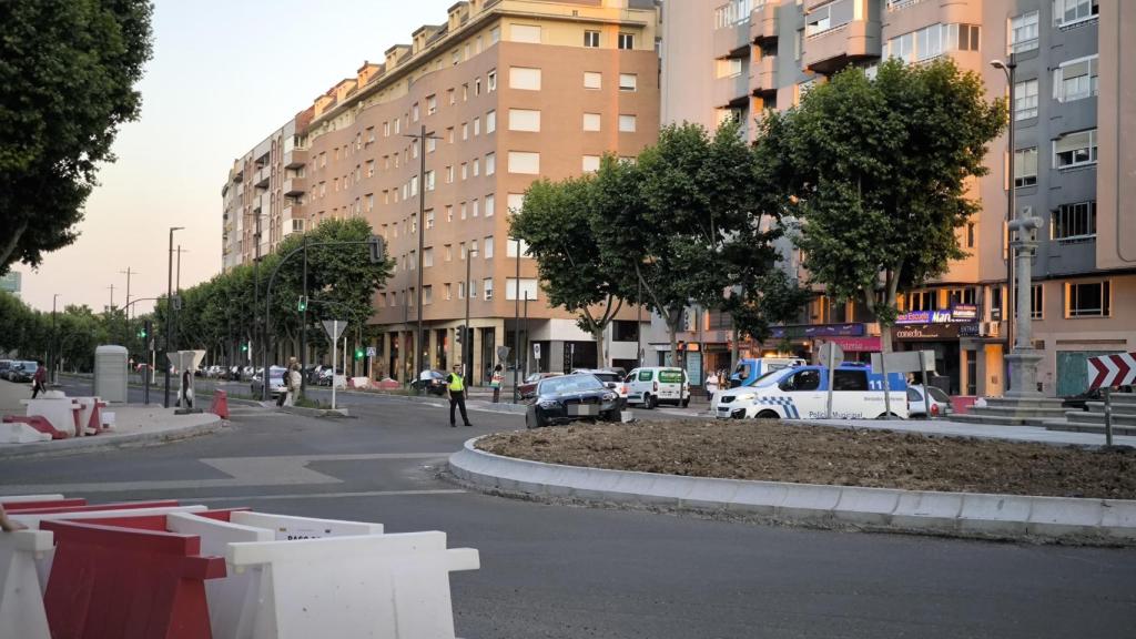 El vehículo accidentado en la rotonda de las Tres Cruces