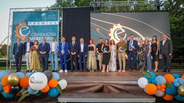 Autoridades municipales y premiados de la XIII edición de los premios Carbajosa Empresarial