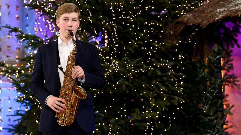 El príncipe Emmanuel de Bélgica tocando el saxofón.