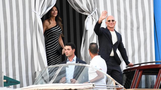 Jeff Bezos y Lauren Sánchez llegando a su hotel de Venecia.