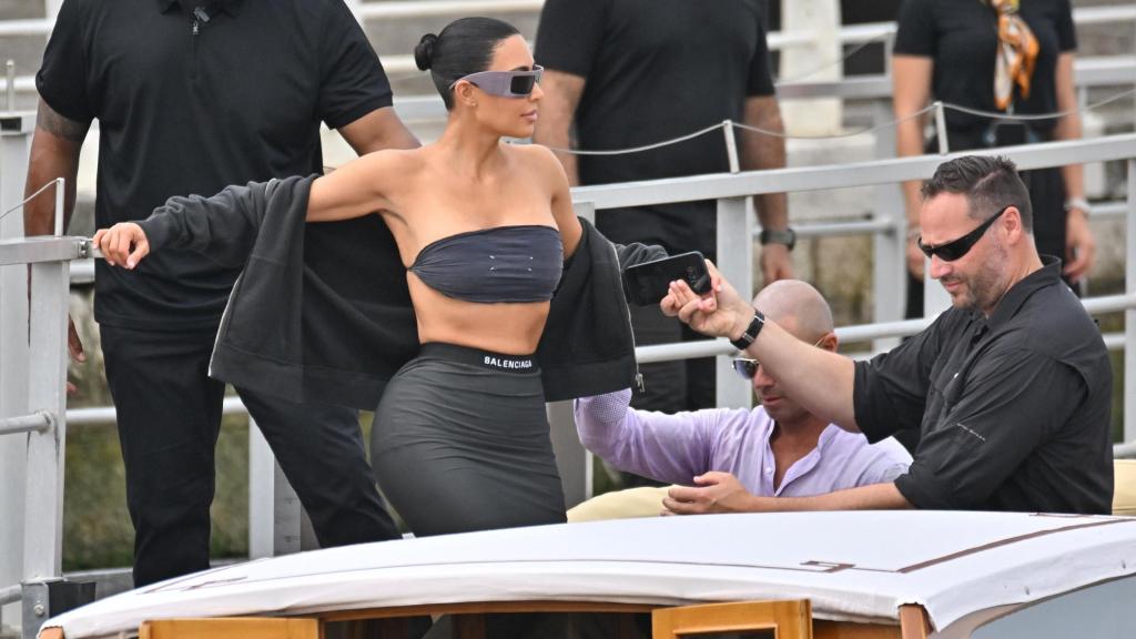 Kim Kardashian, una de las invitadas a la boda, llegando a Venecia.