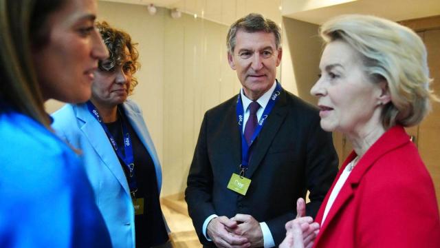 Feijóo, líder del PP, entre Metsola, presidenta de la Eurocámara; Montserrat, secretaria general del PPE; y Von der Leyen, presidenta de la Comisión, este jueves en Bruselas.