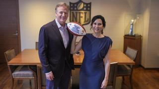 La jefa del Gobierno autonómico, Isabel Díaz Ayuso, se reúne con el comisionado de la NFL, Roger Goodell, en Nueva York.
