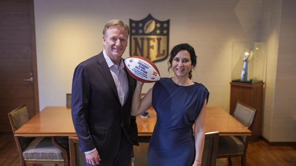La jefa del Gobierno autonómico, Isabel Díaz Ayuso, se reúne con el comisionado de la NFL, Roger Goodell, en Nueva York.