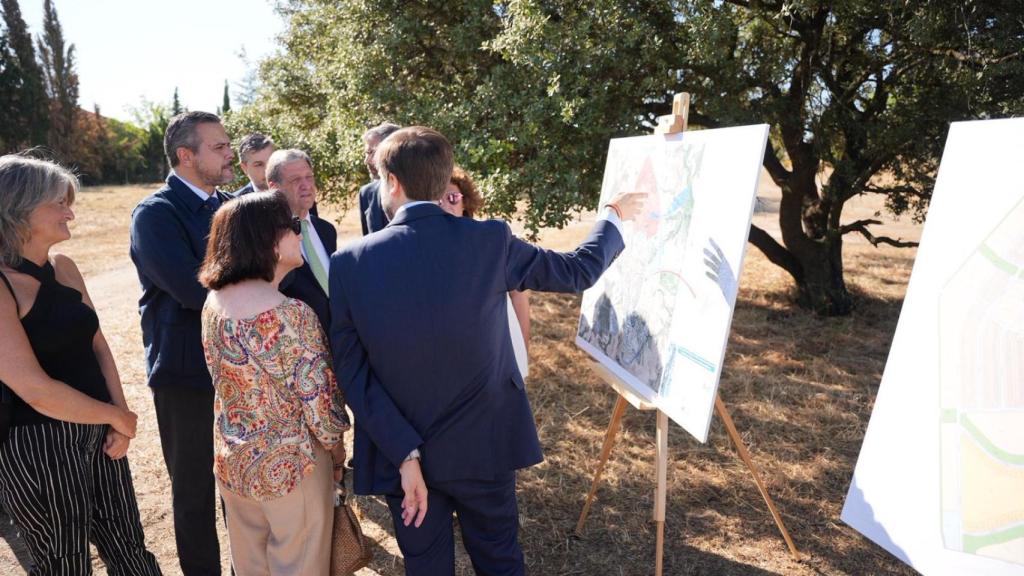 El alcalde de Villanueva de la Cañada, el consejero de Vivienda de la Comunidad de Madrid y otras autoridades visitando la zona de los planos del Sector 1 'Los Pocillos' durante el acto de colocación de la primera piedra.