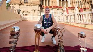 Dylan Osetkowski posa con los cuatro títulos conquistados con el Unicaja en la temporada 24-25.