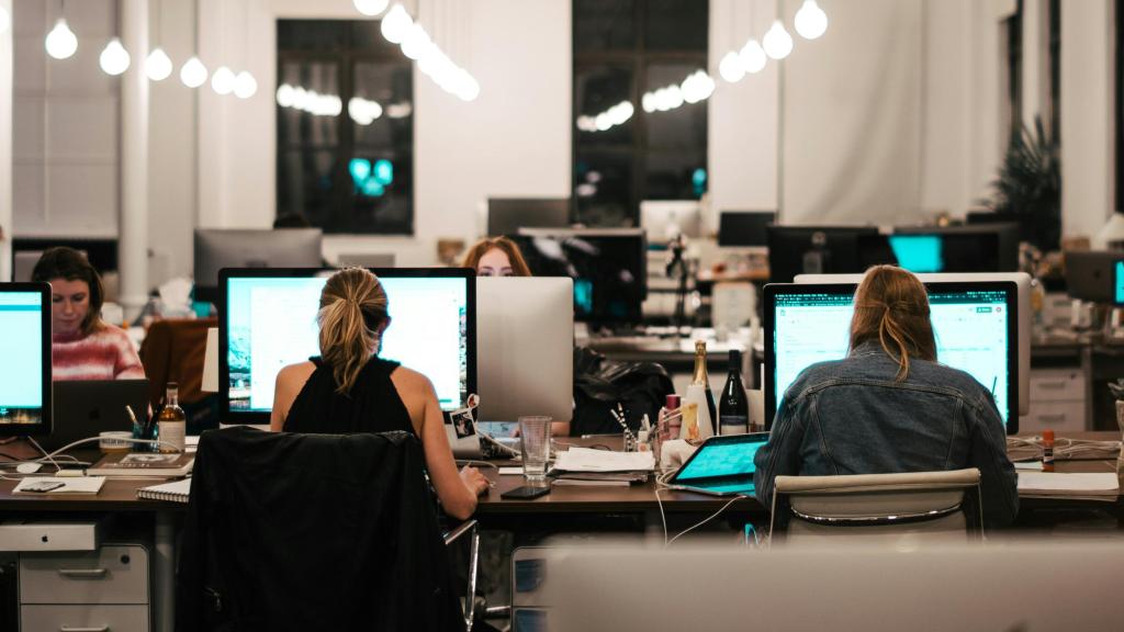 Trabajadores en una oficina.