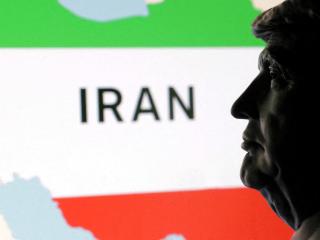 Miniatura impresa en 3D del rostro del presidente de EE.UU., Donald Trump, y un mapa de Irán, en una ilustración tomada el 23 de junio de 2025.