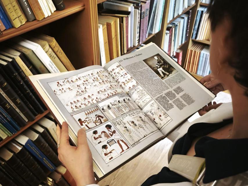 Una alumna del IBO sosteniendo un libro del escritor pionero de la egiptología  J.G. Wilkinson