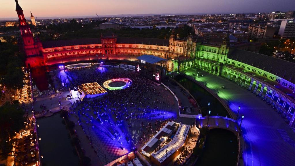 Vista aérea de la Plaza de España durante la fiesta del Orgullo.
