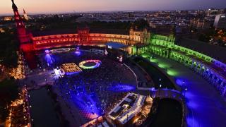 Vista aérea de la Plaza de España durante la fiesta del Orgullo.