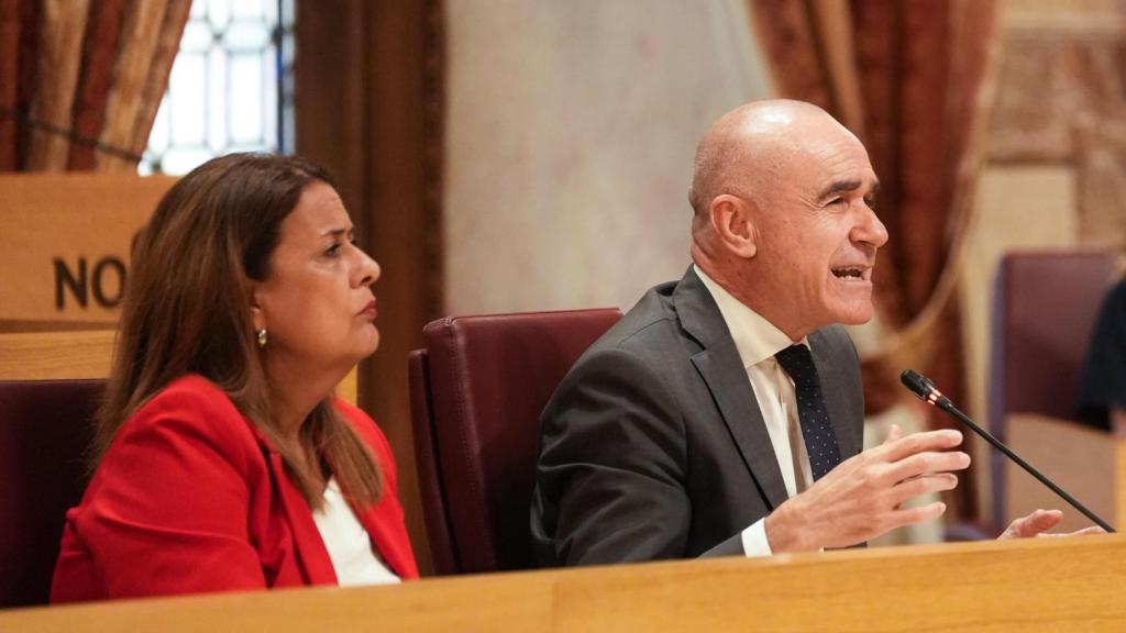 El portavoz del PSOE en el Ayuntamiento de Sevilla, Antonio Muñoz, junto a la concejal Sonia Gaya.