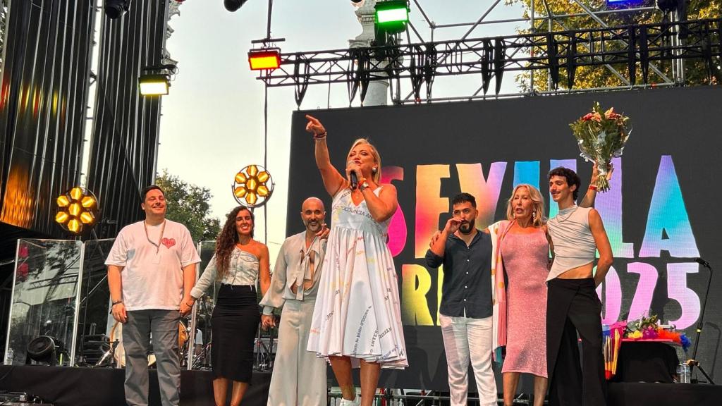 Belén Esteban junto al resto de pregoneros en el Pregón del Orgullo de Sevilla 2025.