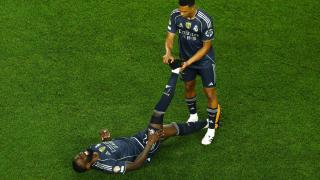 Trent Alexander-Arnold ayuda a Antonio Rüdiger tras sufrir un calambre