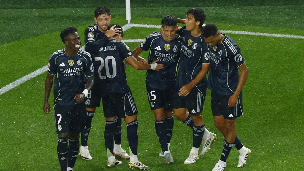 Los jugadores del Real Madrid celebran el gol de Valverde al Red Bull Salzburgo