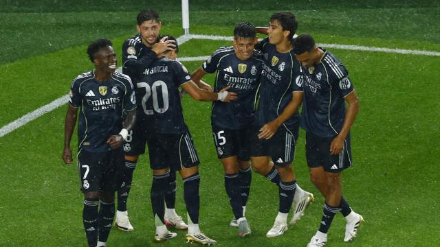 Los jugadores del Real Madrid celebran el gol de Valverde al Red Bull Salzburgo