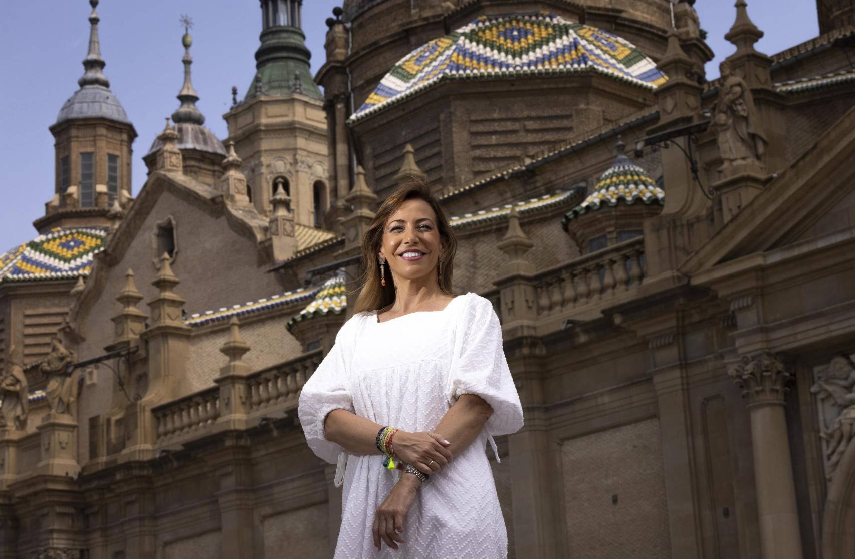 La alcaldesa de Zaragoza, Natalia Chueca, con la basílica del Pilar de fondo.