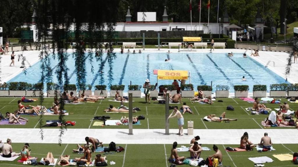 Gente bañándose en una piscina municipal de Madrid.