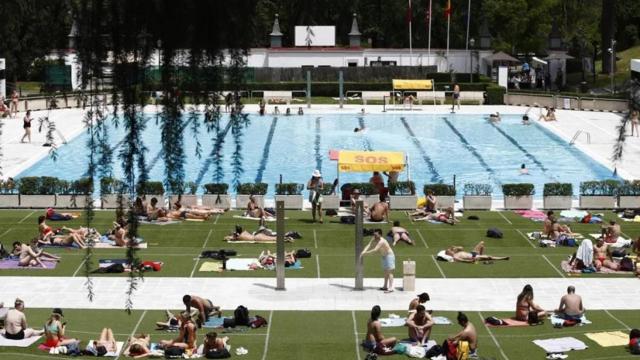Gente bañándose en una piscina municipal de Madrid.