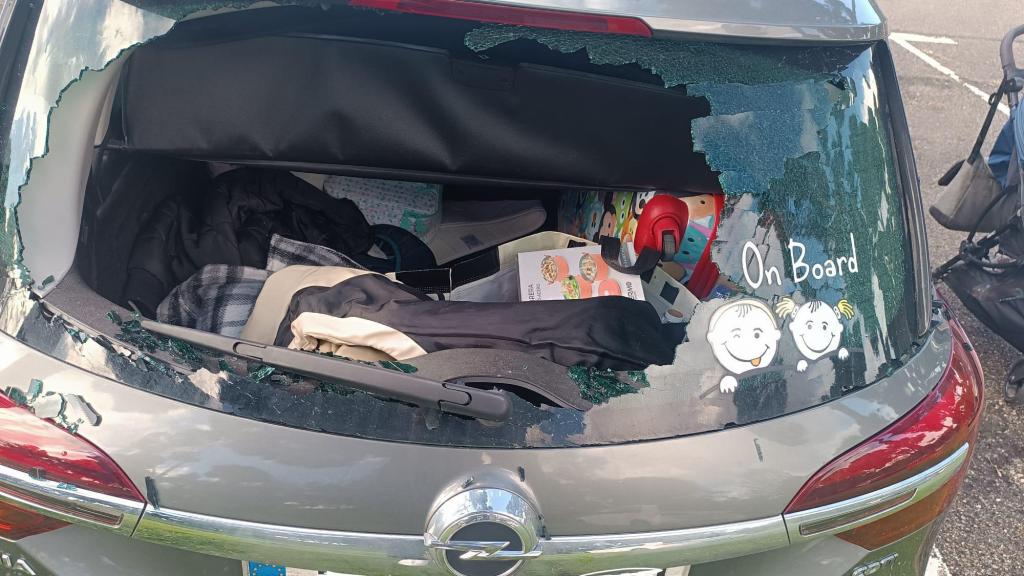 El coche quedó completamente destrozado.