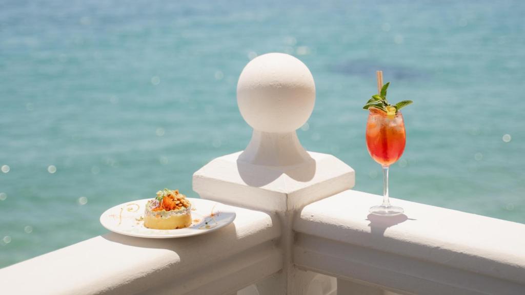 Un plato y cóctel de la carta de este verano 2025 en la terraza de D-vora en Benidorm.