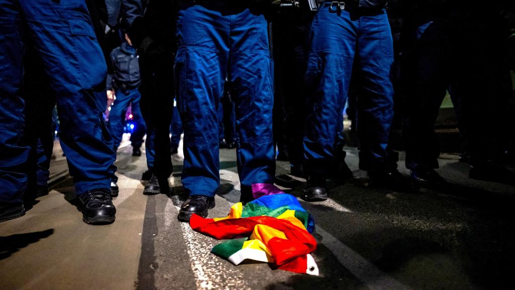 La bandera arcoíris frente a la policía húngara durante una manifestación después de que el Gobierno de Viktor Orbán anunciase la cancelación del Orgullo de Budapest.