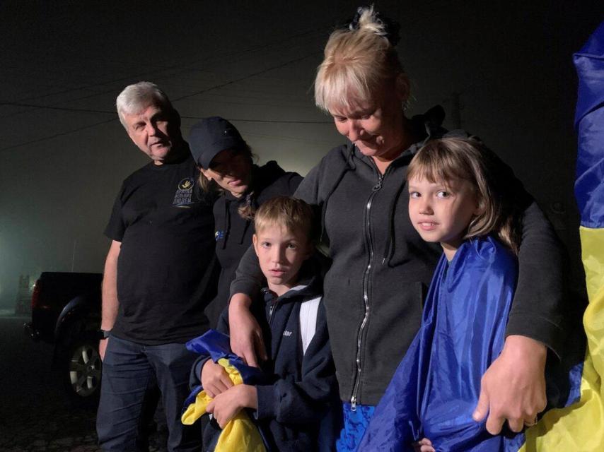 Svitlana Riabtseva abraza a sus hijos Angelina, de 10 años, y Oleksandr, de 9, tras su regreso.