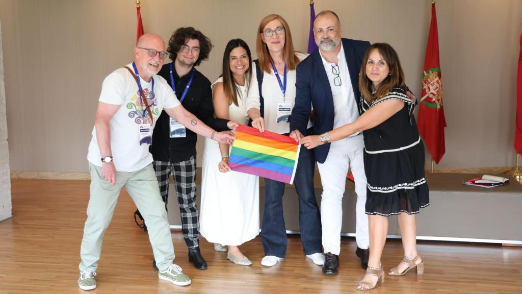 La viceportavoz del Grupo Socialista, Nuria Rubio, el procurador socialista Miguel Hernández Alcojor y la portavoz, Patricia Gómez Urbán, con representantes del colectivo LGTBI tras la toma en consideración de su proposición de ley en las Cortes, el pasado 11 de junio