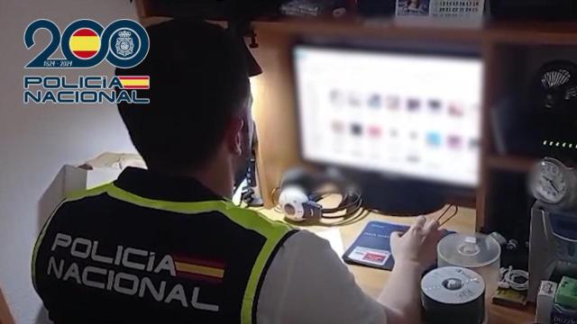 Uno de los agentes de la Policía Nacional que ha participado en la operación.