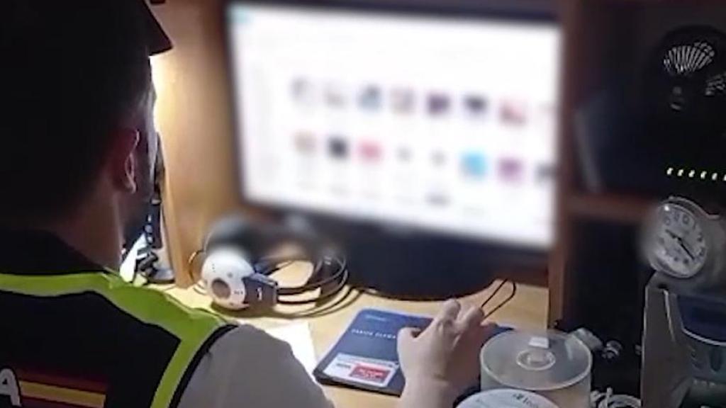 Uno de los agentes de la Policía Nacional que ha participado en la operación.