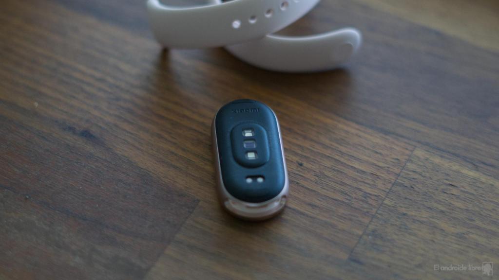 Xiaomi Smart Band 10 por detrás