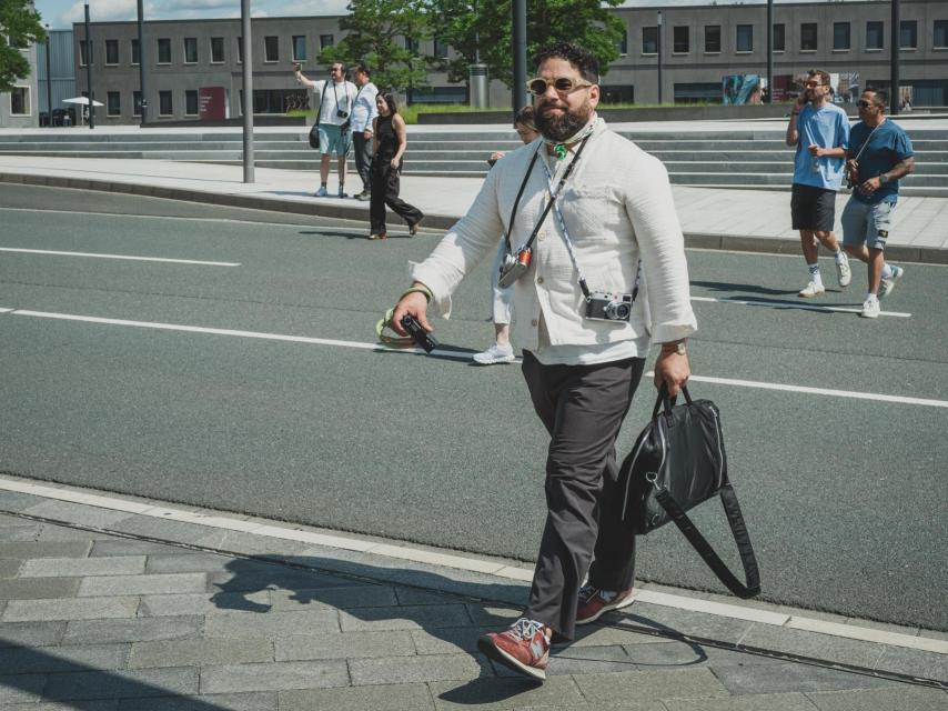 La imagen más repetida en Wetzlar: coleccionistas de Leica con sus 'tesoros' y llamativos cordones