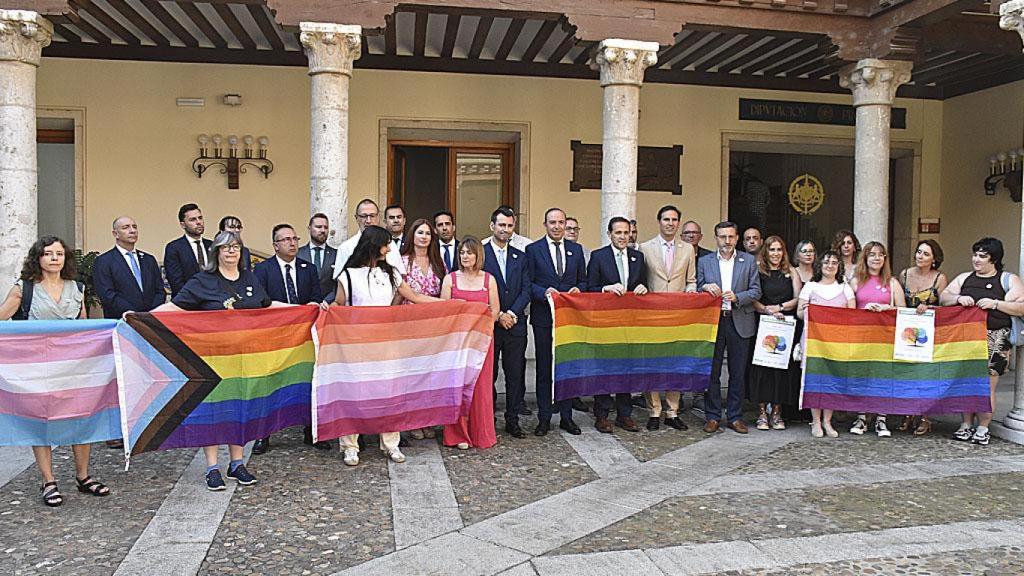 Imagen de todos los grupos salvo Vox en la Diputación de Valladolid por el Día del Orgullo
