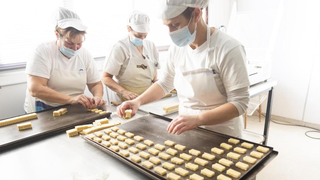 Trabajadores en la fábrica de Cervera de Pisuerga