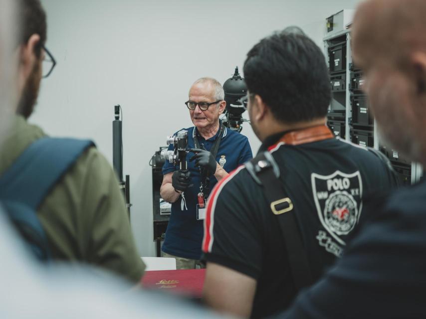 Ralf Niggemann, trabajador del Archivo, enseña una de las rarezas de Leica, el sitema Orolf de intercambio rotatorio de lentes