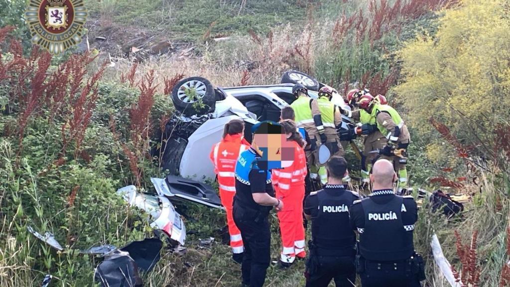 Los Bomberos, Policía y Emergencias en el lugar del accidente, en León