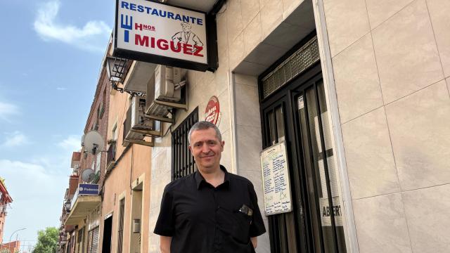 Arturo Míguez en la entrada de su casa de comidas de la calle Herminio Puertas.