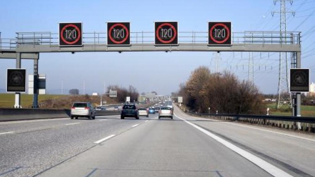 Imagen de vehículos  pasando un límite de velocidad.