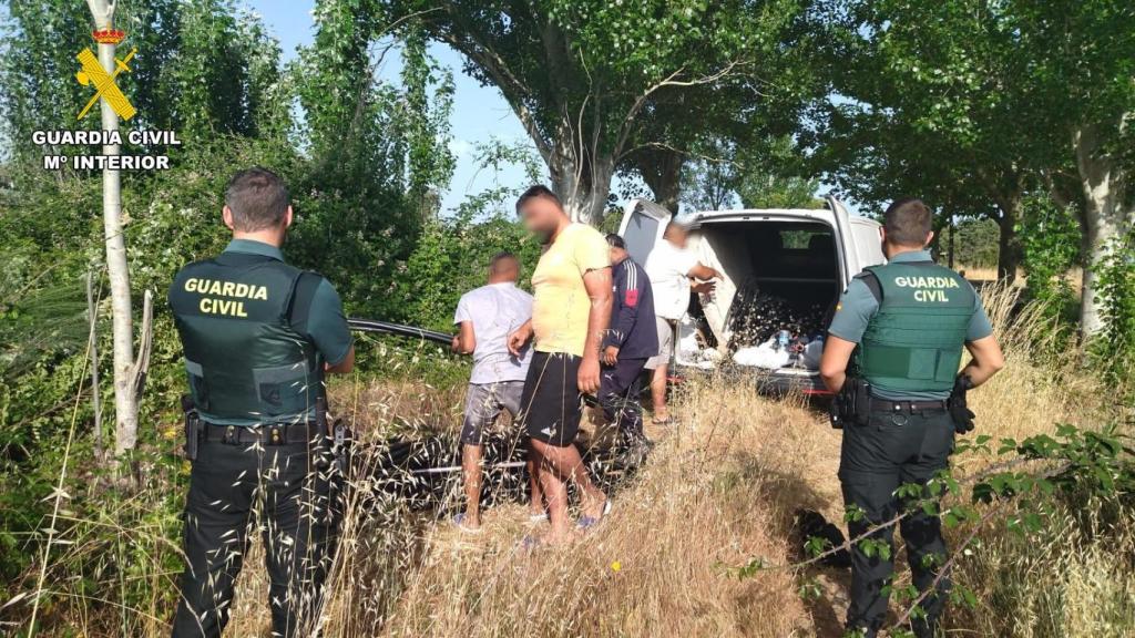 Agentes de la Guardia Civil en el lugar del hallazgo