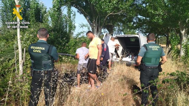 Agentes de la Guardia Civil en el lugar del hallazgo